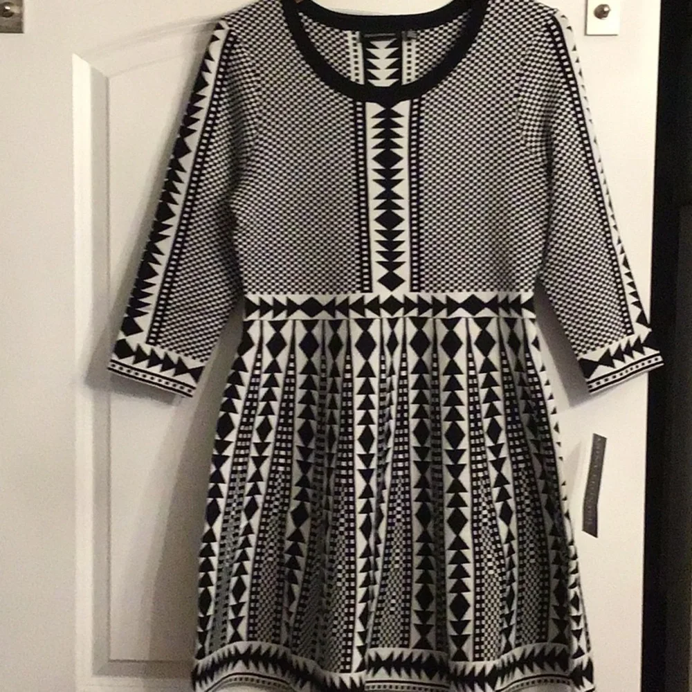 NWT Blck n wht knit mini dress. Skater style skirt 3/4 sleeves 2 small 2 lg - Picture 1 of 5